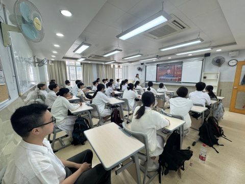 聖五師生觀看大閱兵儀式直播 - 3